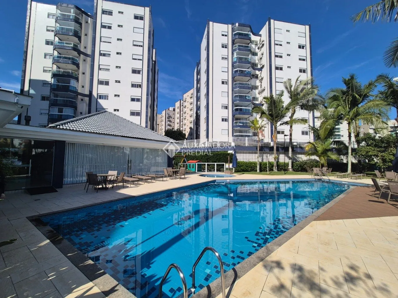 Furnished apartment with 3 bedrooms and 137 m² — photo 4