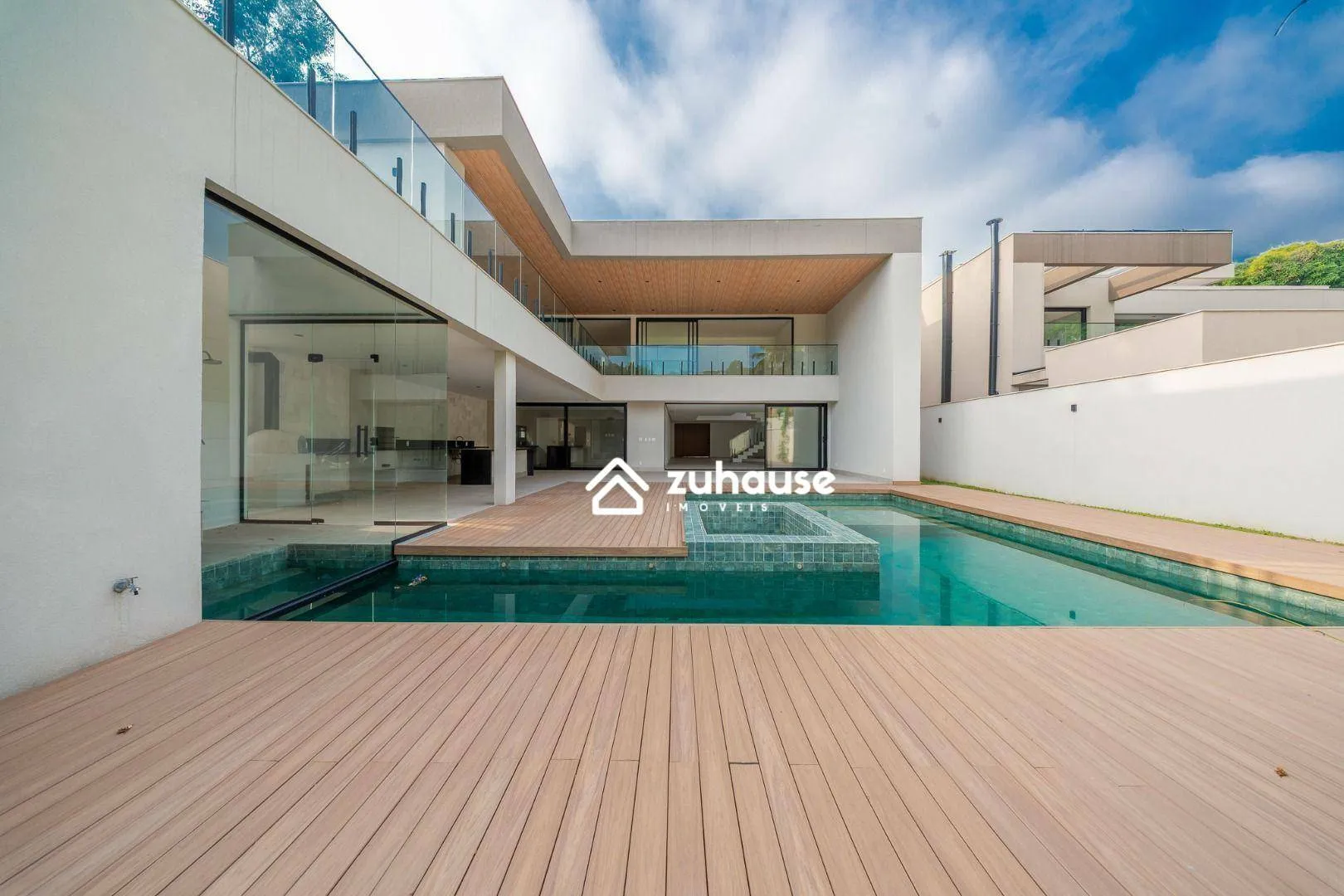 House with 5 bedrooms and an open-plan kitchen — photo 3