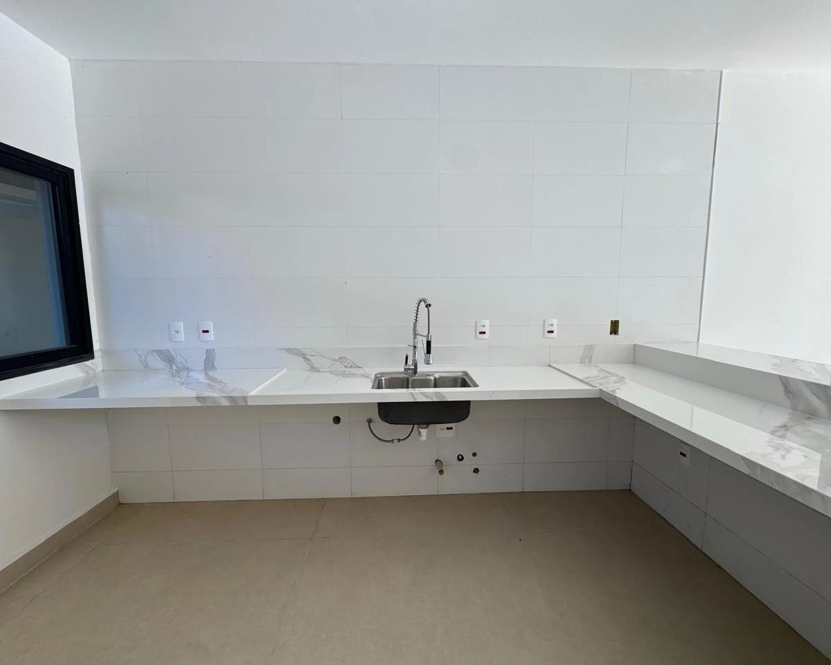 House, 240 m², with a glass-enclosed balcony