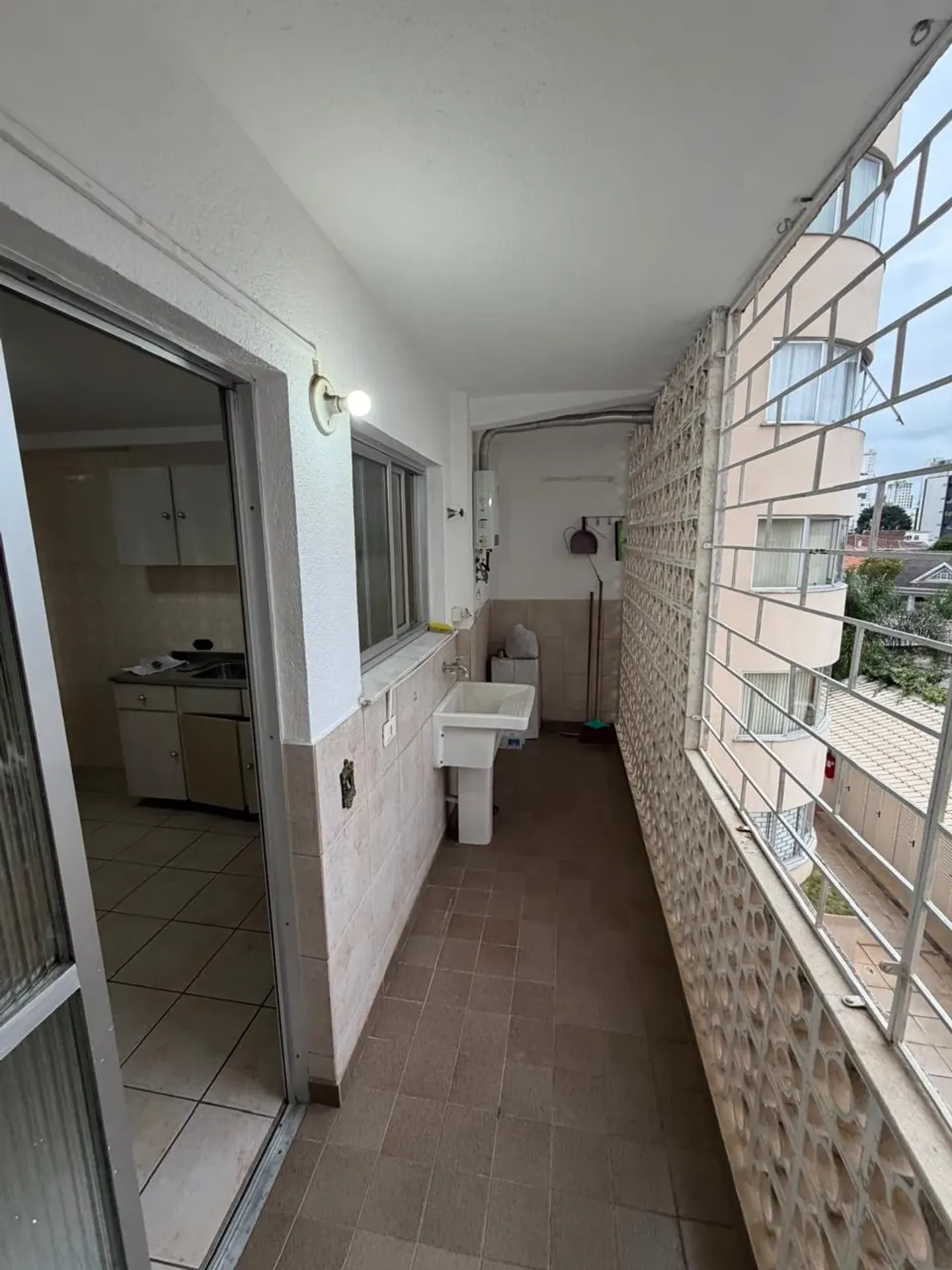 3-bedroom apartment with wood or laminate floors in Curitiba — photo 19