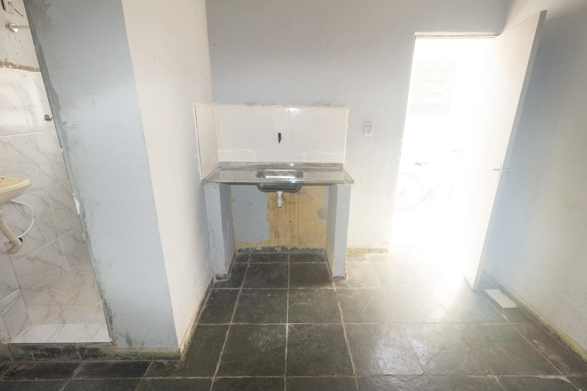1-bedroom unfurnished studio with 1 bathroom and parking — photo 14