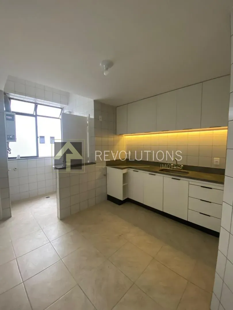 3-bedroom apartment with wood or laminate floors — photo 8