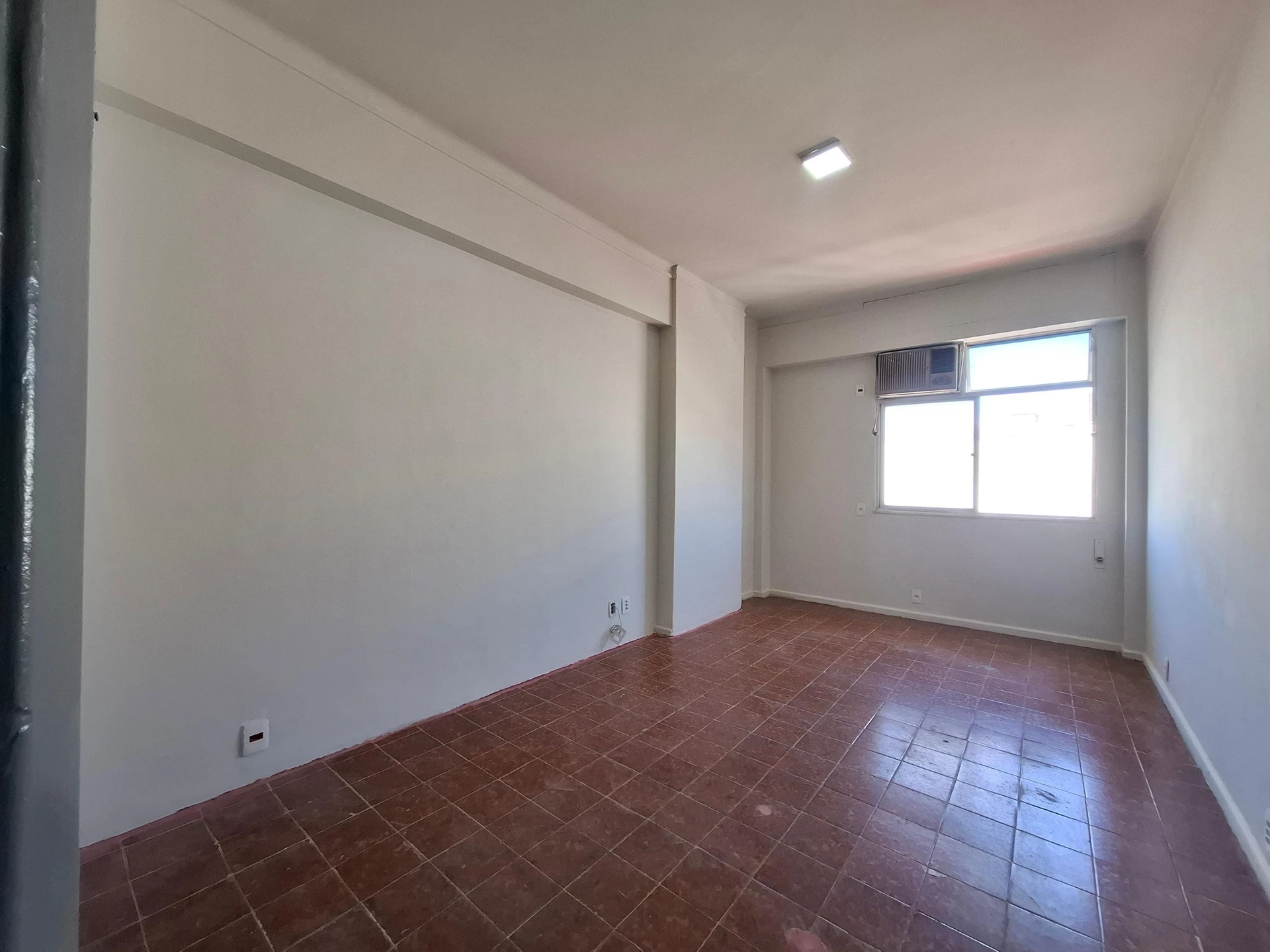 Unfurnished 1-bedroom apartment with an electric shower