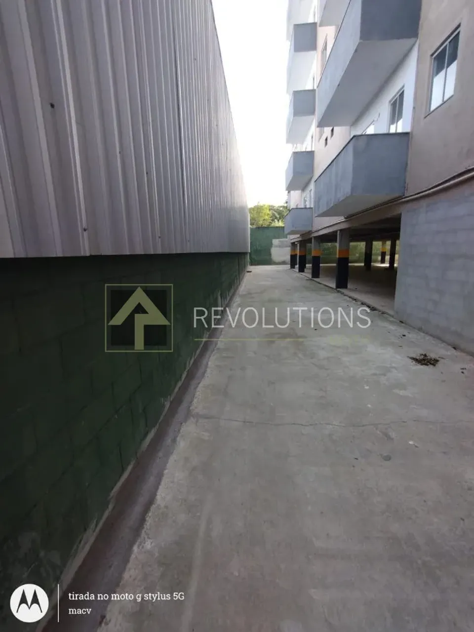 2-bedroom apartment with balcony and laundry area — photo 11