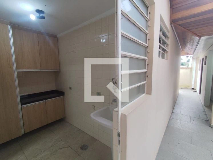 Casa con piso de madera o laminado en Curitiba — photo 22