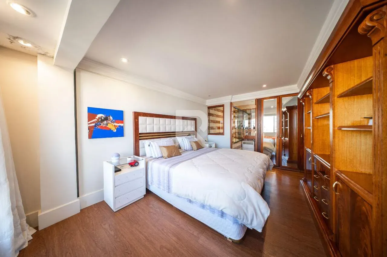 Furnished apartment with 3 bedrooms and 221 m² — photo 31