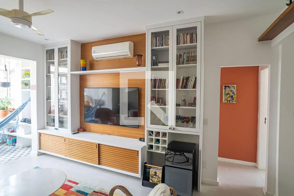 Furnished 2-bedroom apartment with en-suite bathrooms and open kitchen