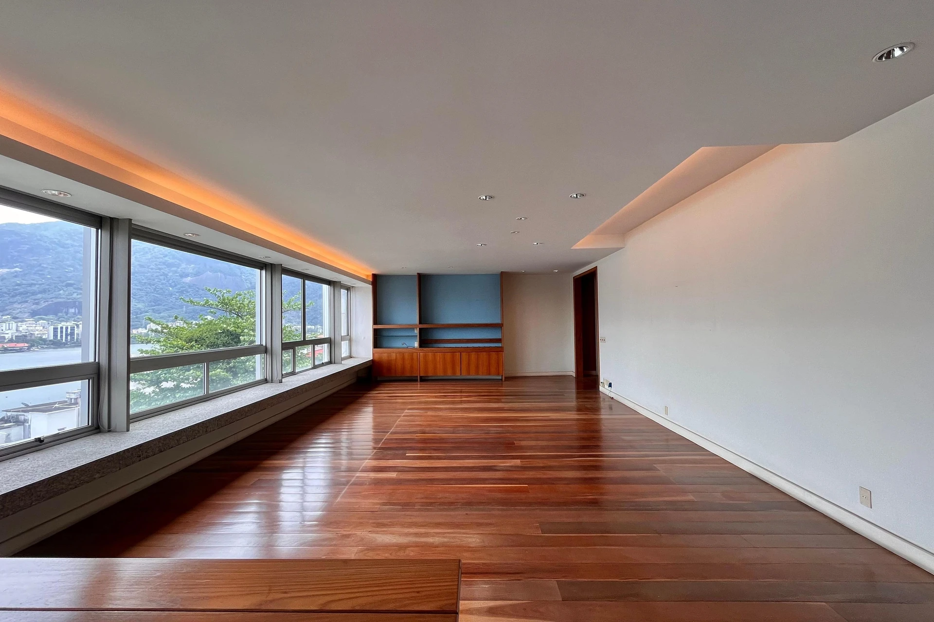 3-bedroom apartment with a water view — photo 13