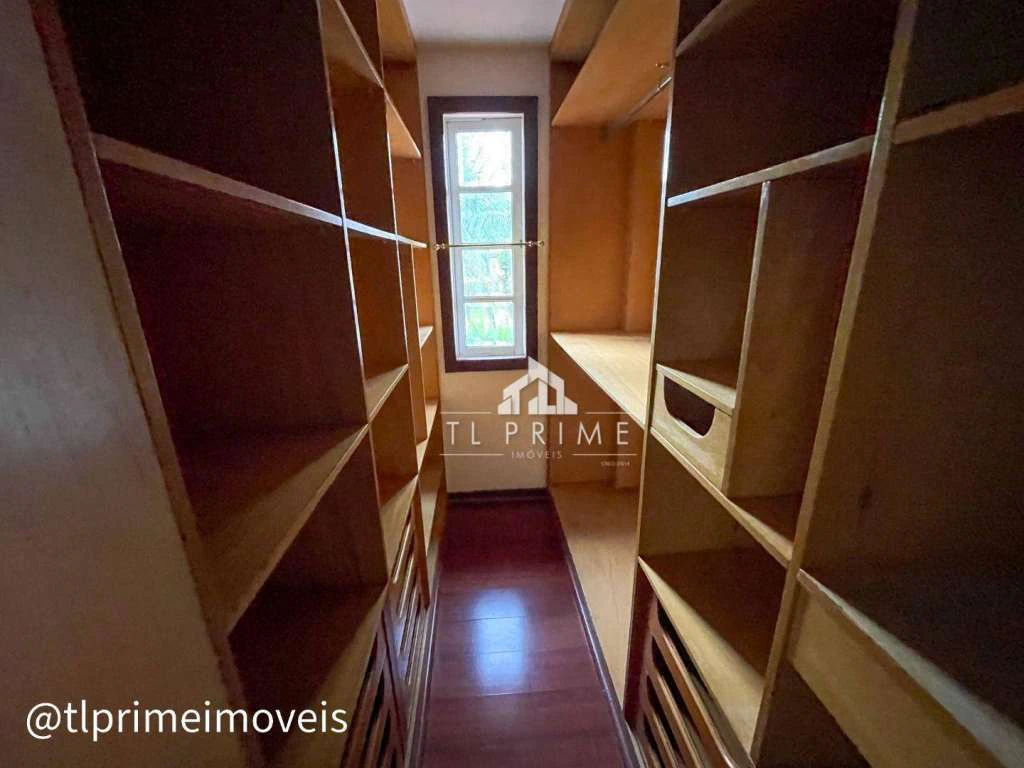 House in a gated community with 4 bedrooms and 600 m² — photo 23