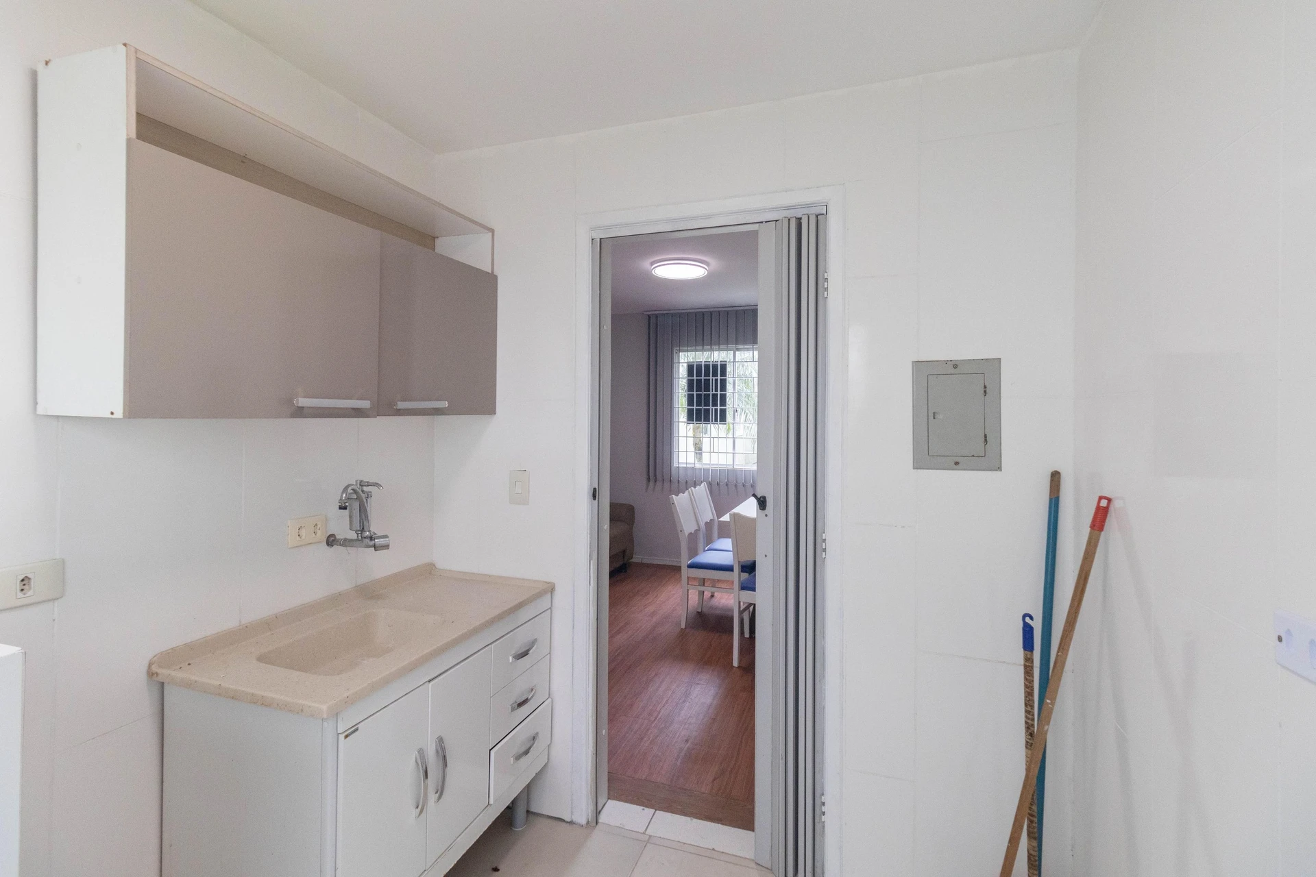 2-bedroom apartment with a washing machine in Curitiba — photo 8