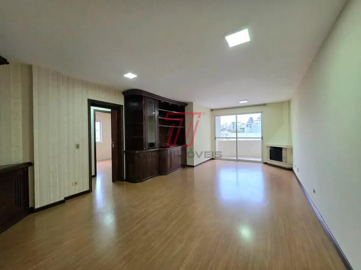 Рабочее место и 3 спальни: квартира 106 м²