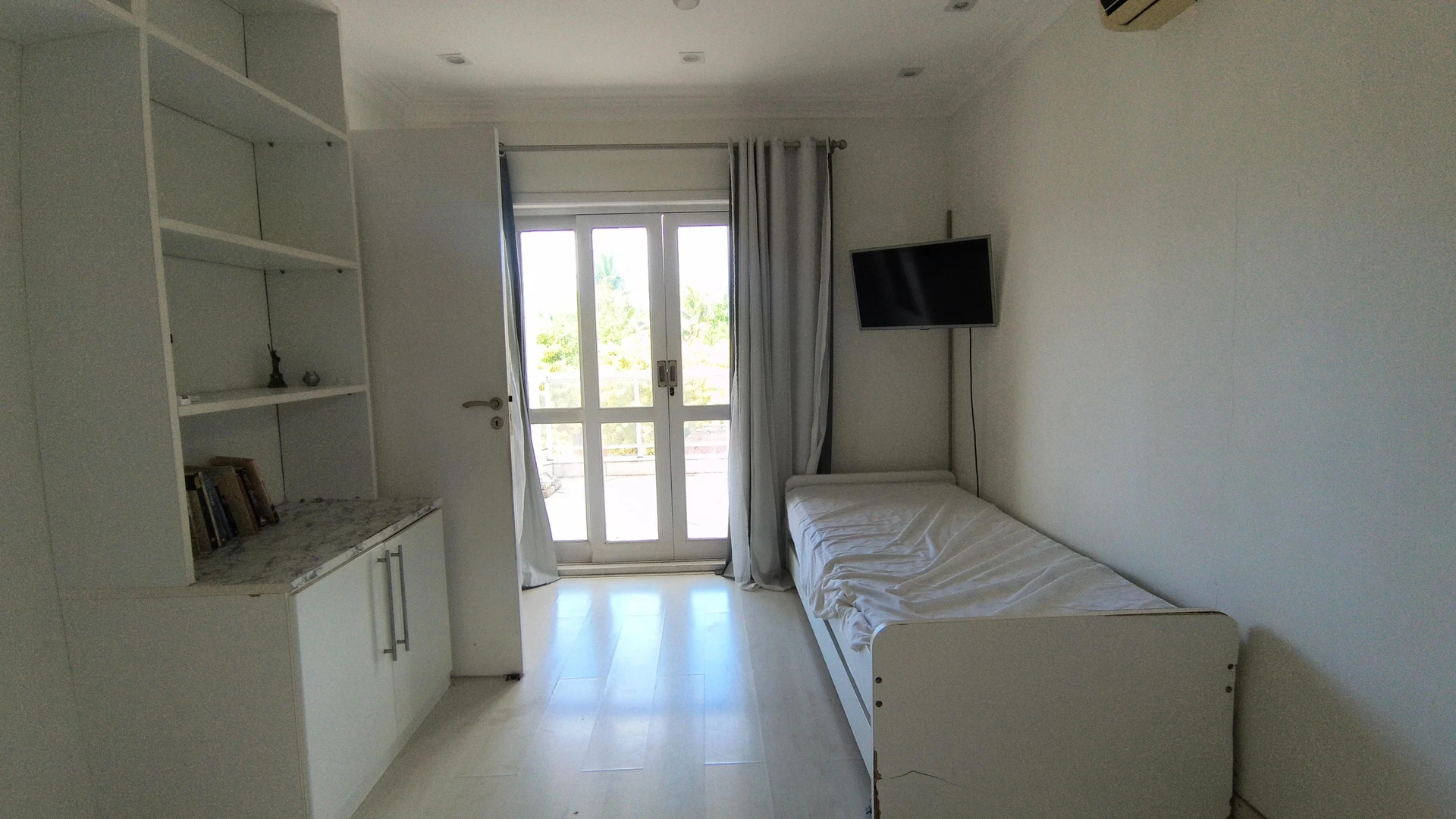 Furnished house with 7 bedrooms and open-plan kitchen — photo 52