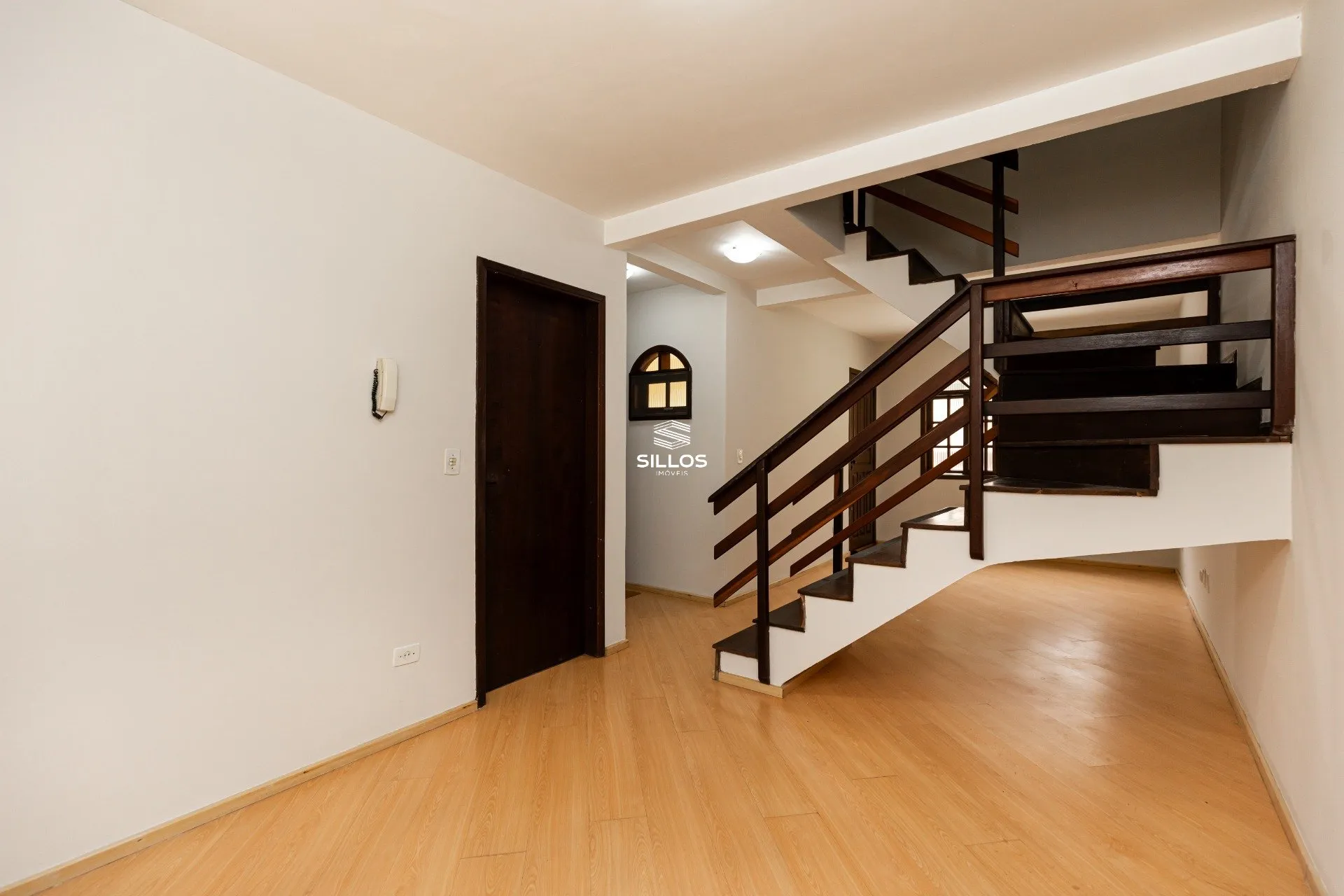 Casa de 3 quartos com piso de madeira ou laminado — photo 17