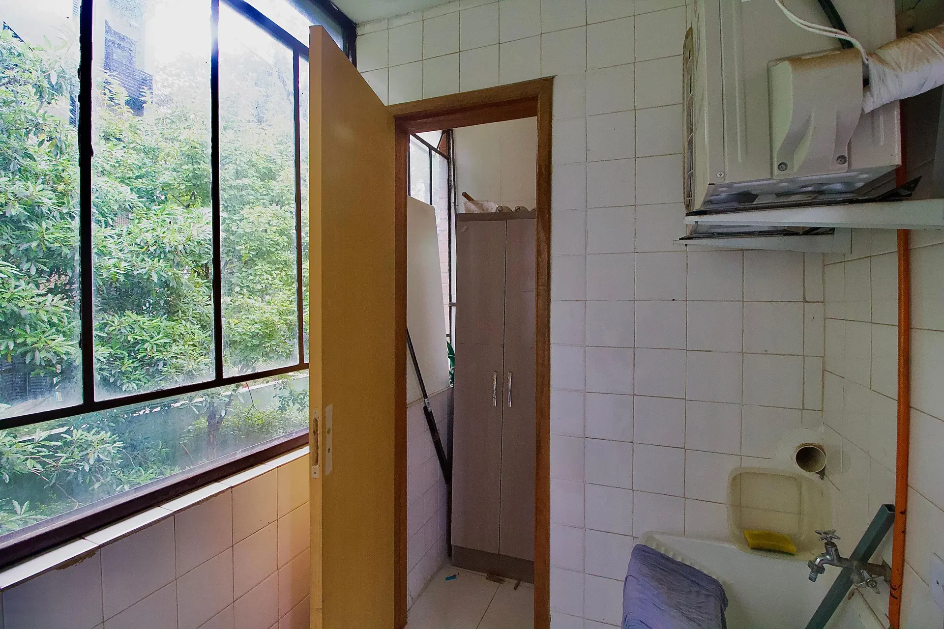 84 m² apartment with a home office and a bathtub — photo 10