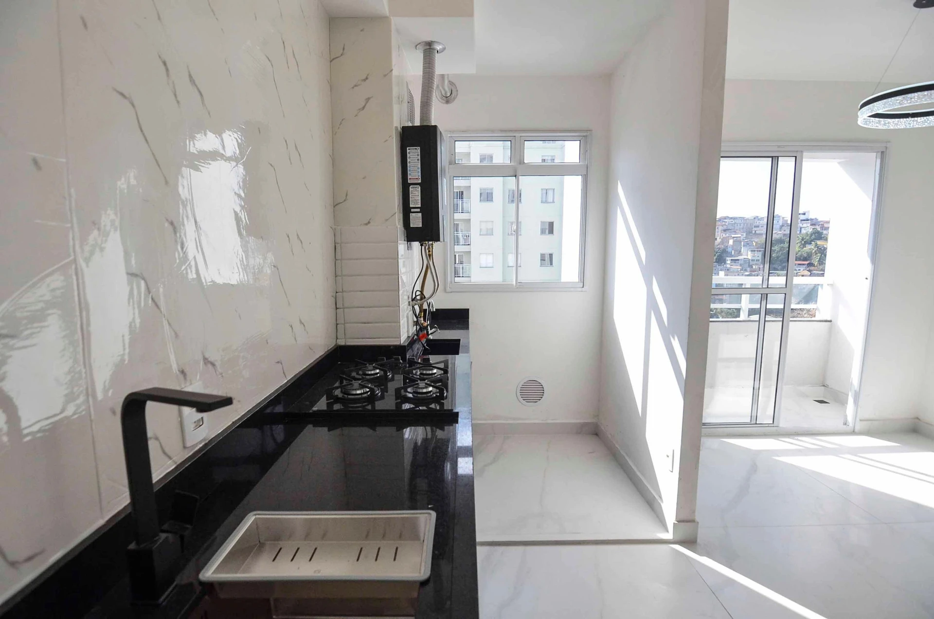 Apartamento de 2 quartos com varanda fechada de vidro — photo 48