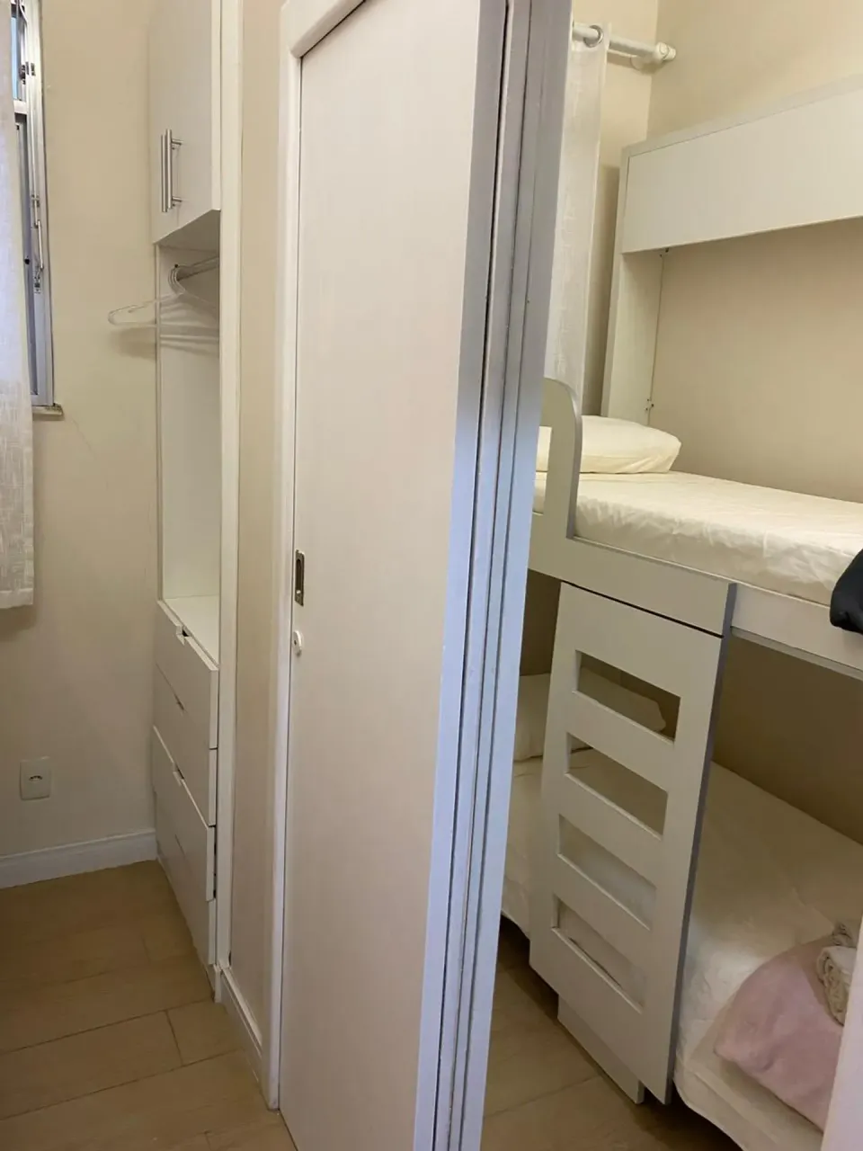 Furnished apartment with glass shower and electric showerhead — photo 3