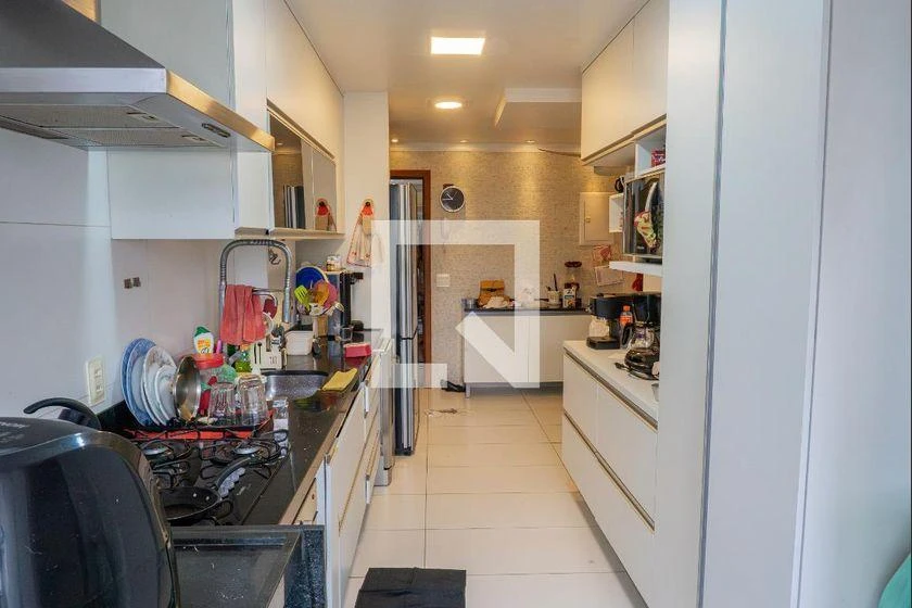 Furnished apartment with 4 bedrooms and 200 m² — photo 22