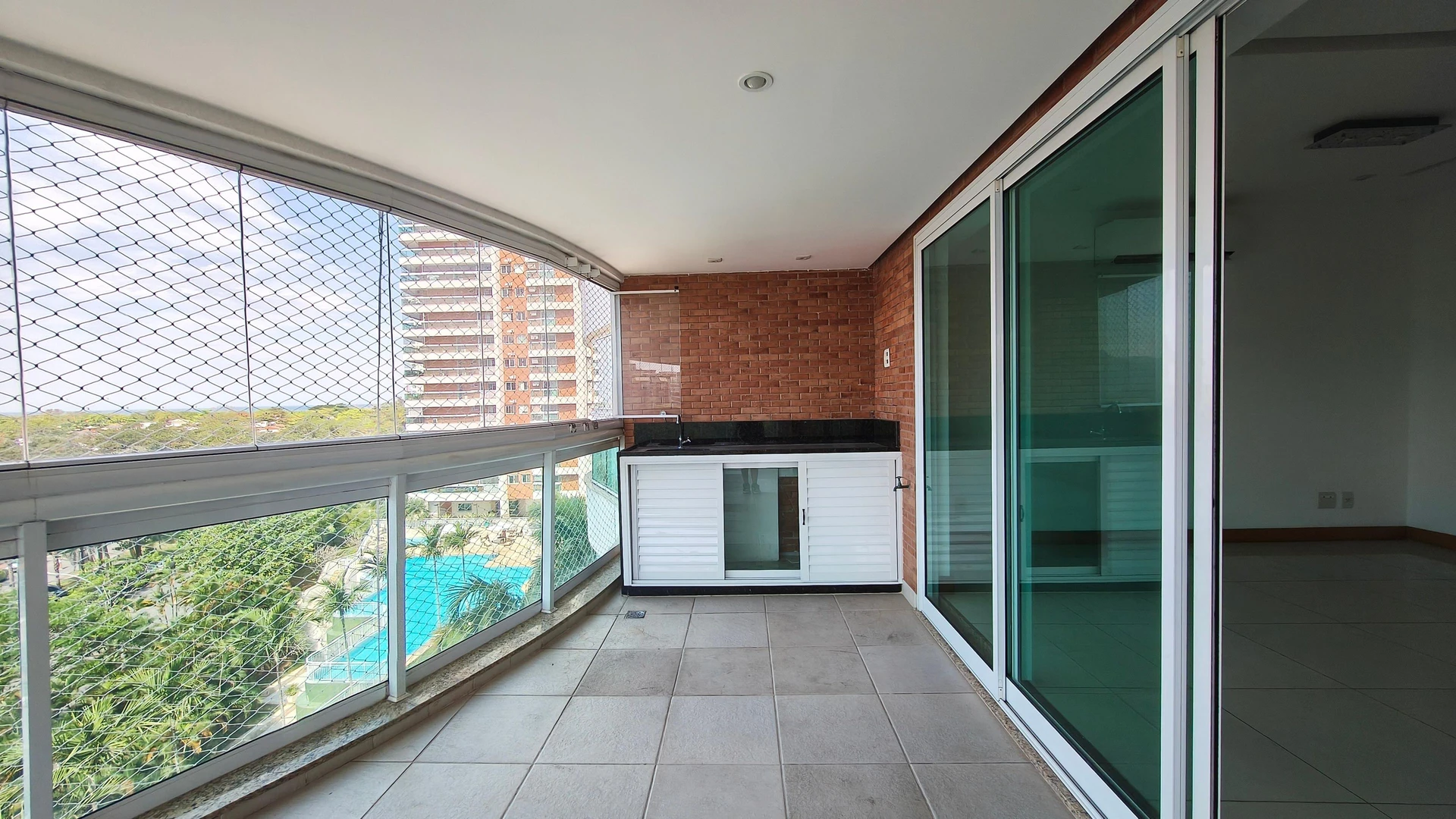 Apartamento com 3 suítes e fogão a gás na cozinha — photo 9