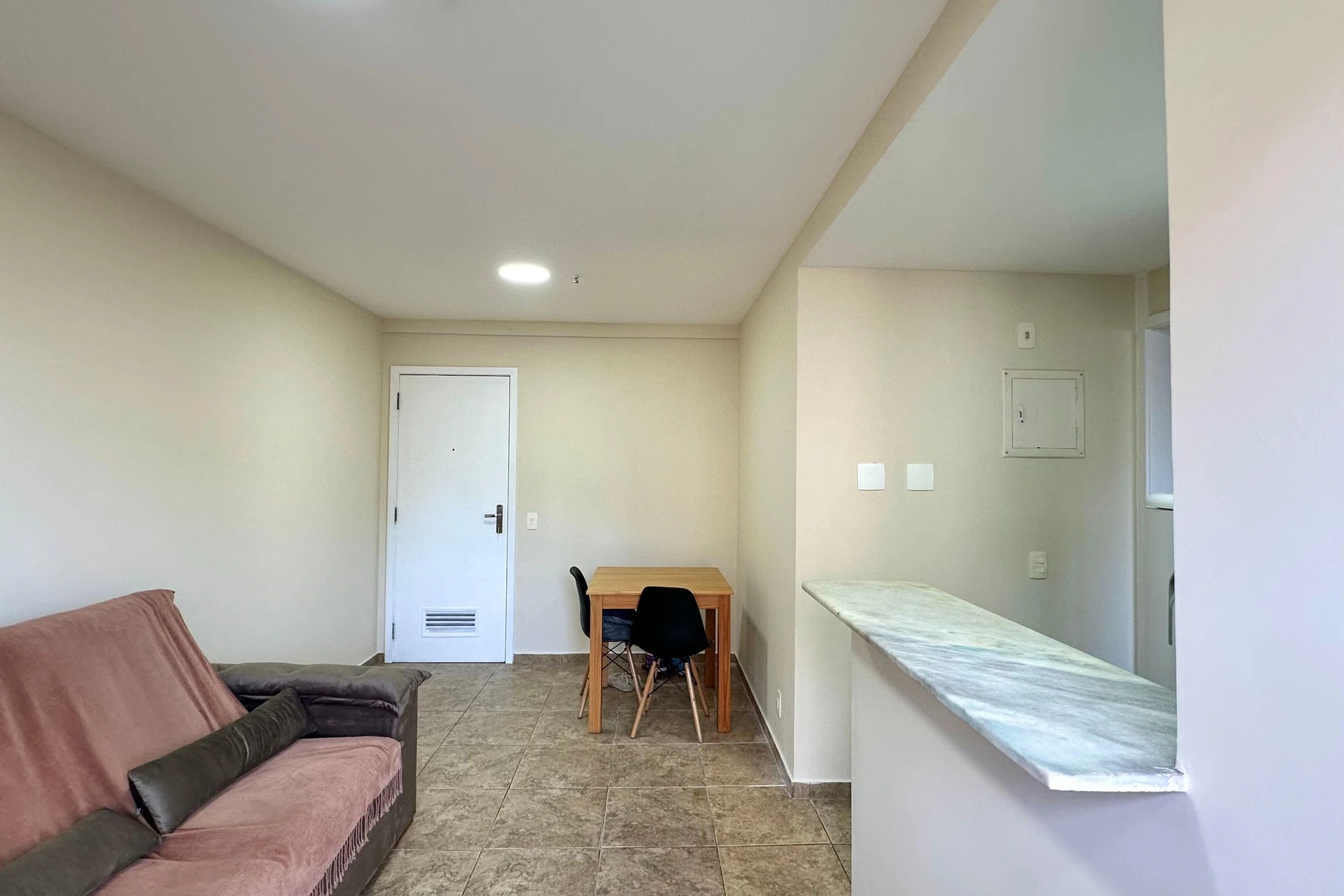 Furnished 1-bedroom apartment with a glazed balcony — photo 19