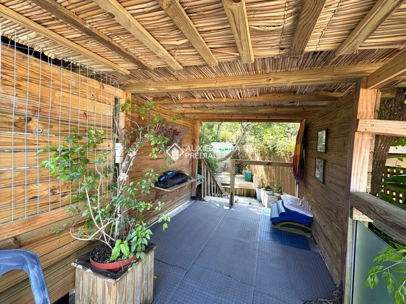 2-bedroom house with a bathtub in Florianópolis — photo 8