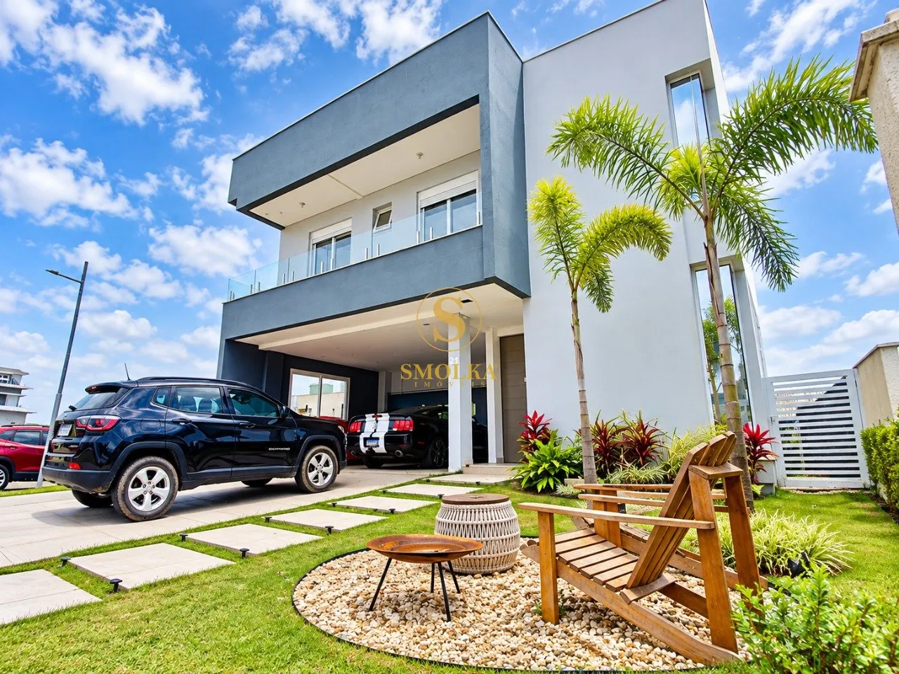 5-bedroom house with floor-to-ceiling windows