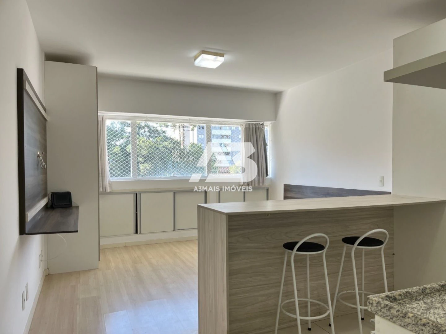 Studio mobiliado com cozinha integrada e 1 banheiro