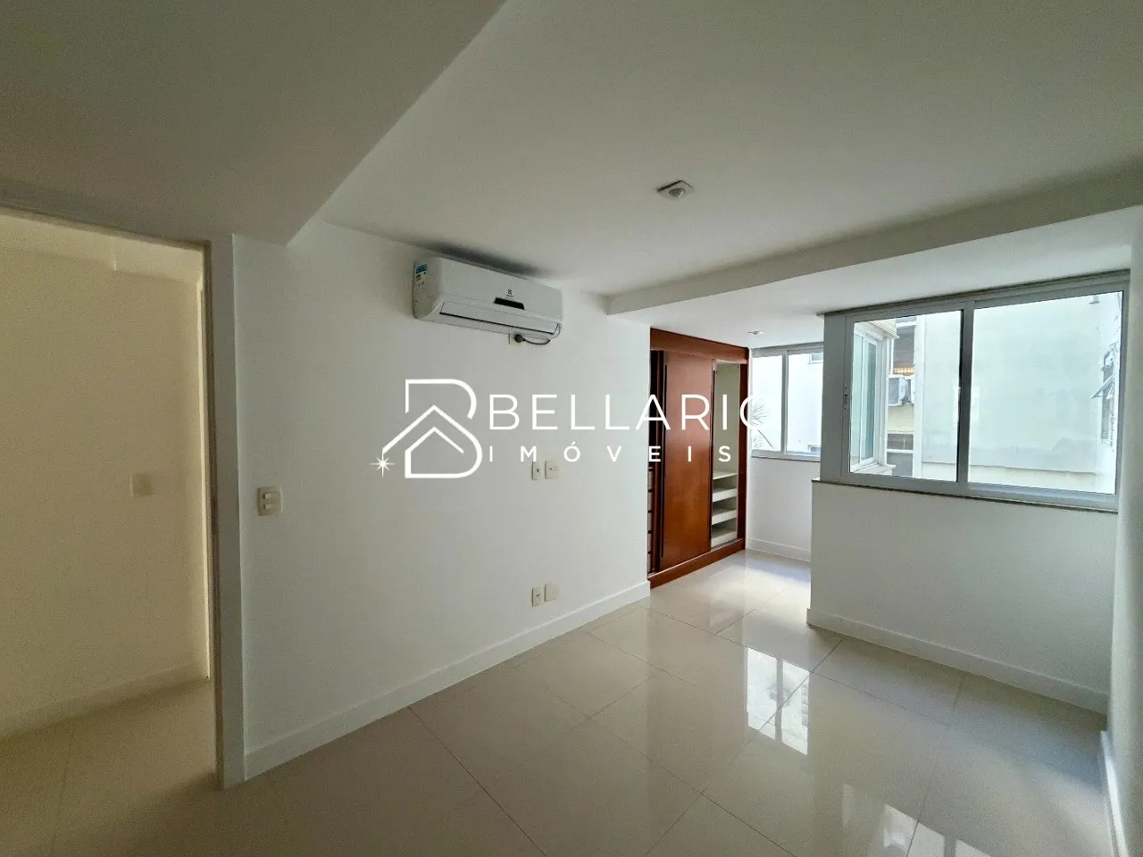 4-bedroom apartment with 5 bathrooms and glass balcony — photo 10