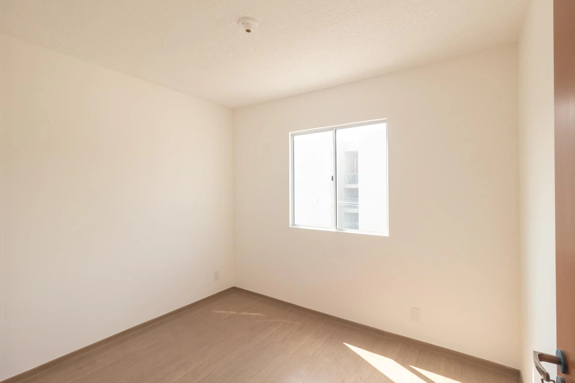 2-bedroom apartment with balcony and shared pool — photo 4