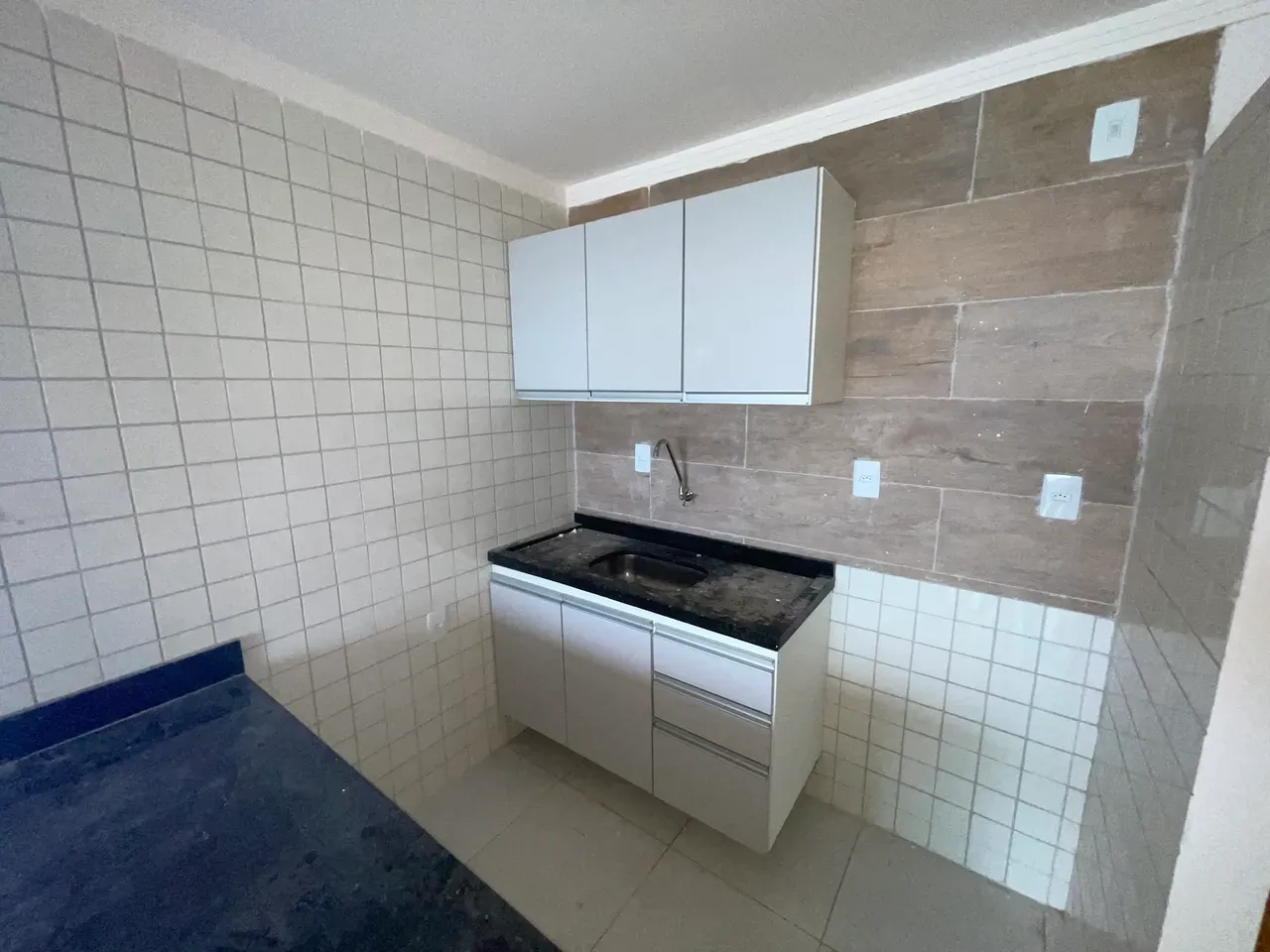 Apartamento com 2 quartos, varanda e vista para a água