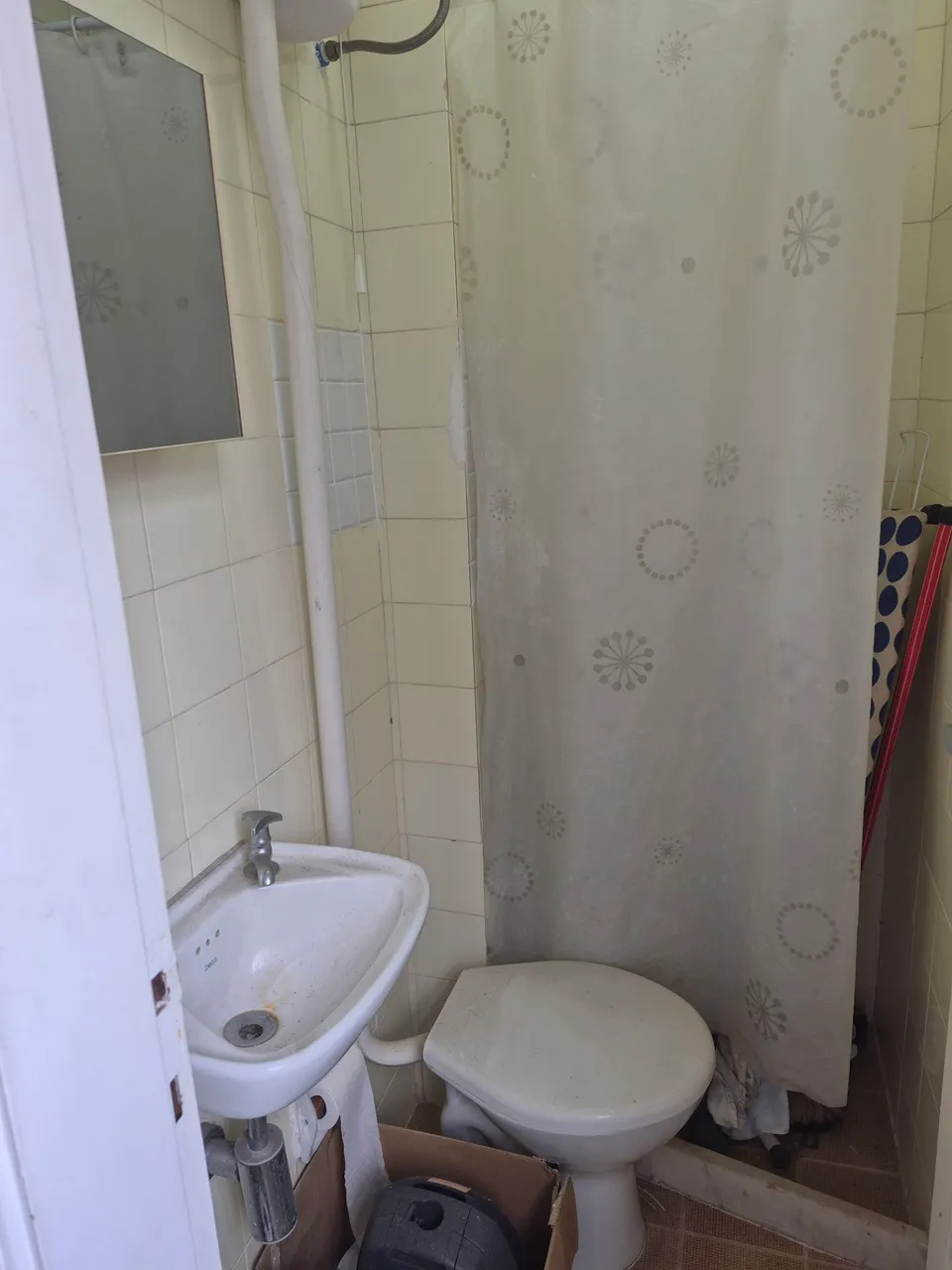 One-bedroom apartment in a building with a gym — photo 10