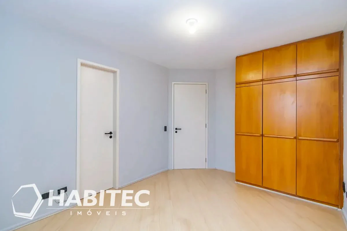 3-bedroom apartment with wood or laminate floors — photo 16