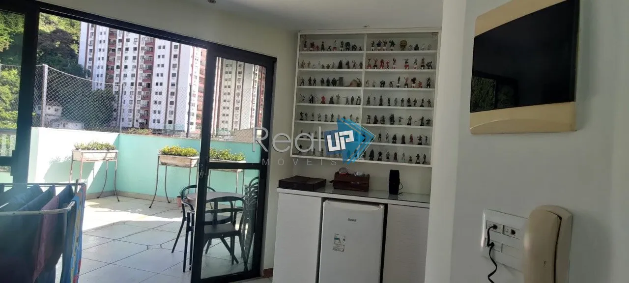 Unfurnished apartment with 3 bedrooms and a glazed balcony — photo 34