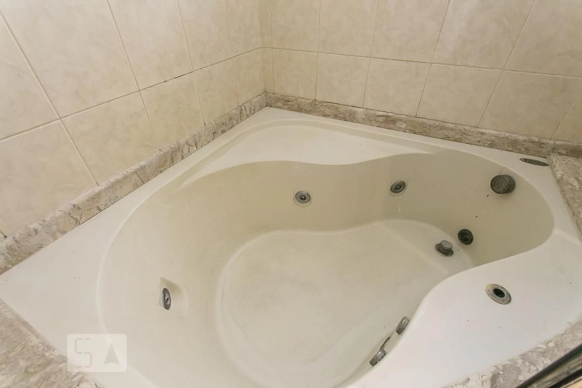 4-bedroom house with a bathtub — photo 42