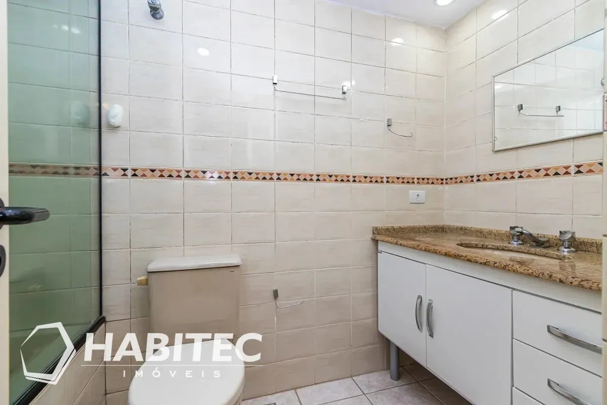 3-bedroom apartment with wood or laminate floors — photo 12