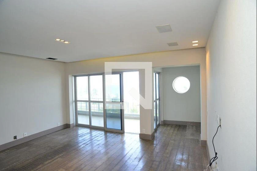 3-bedroom apartment with a walk-in closet — photo 6