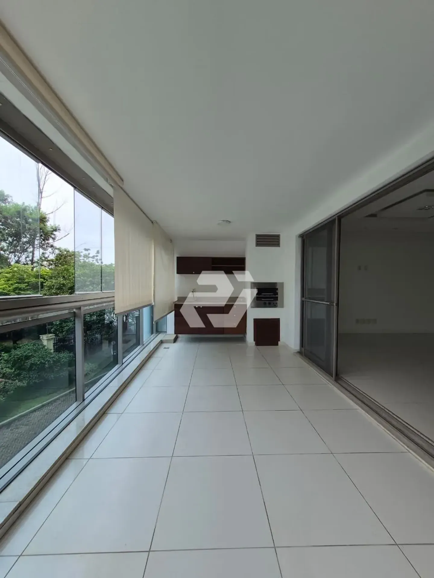 4-bedroom apartment with an enclosed glass balcony — photo 11