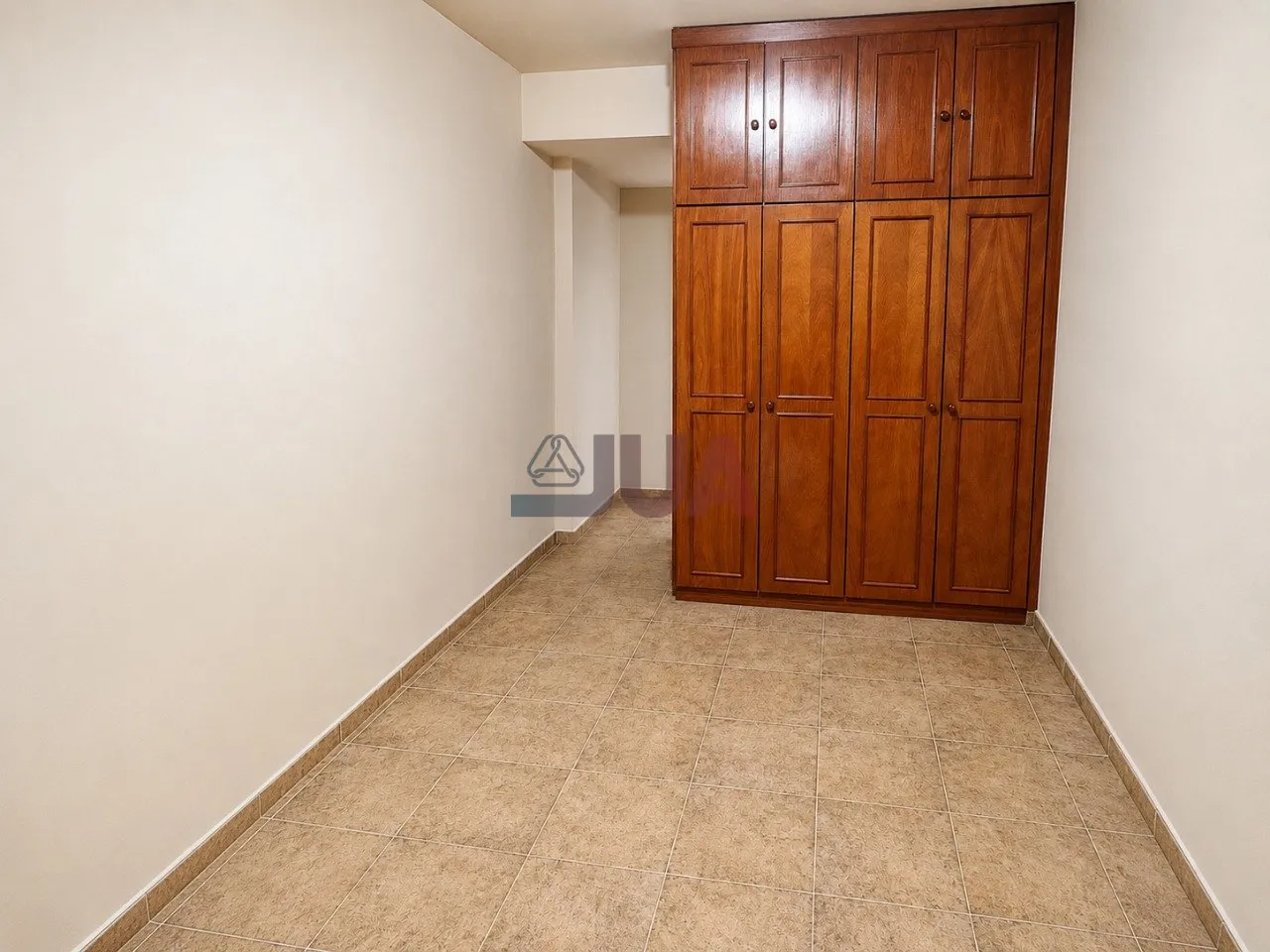 1-bedroom apartment with separate kitchen and 1 parking spot — photo 3