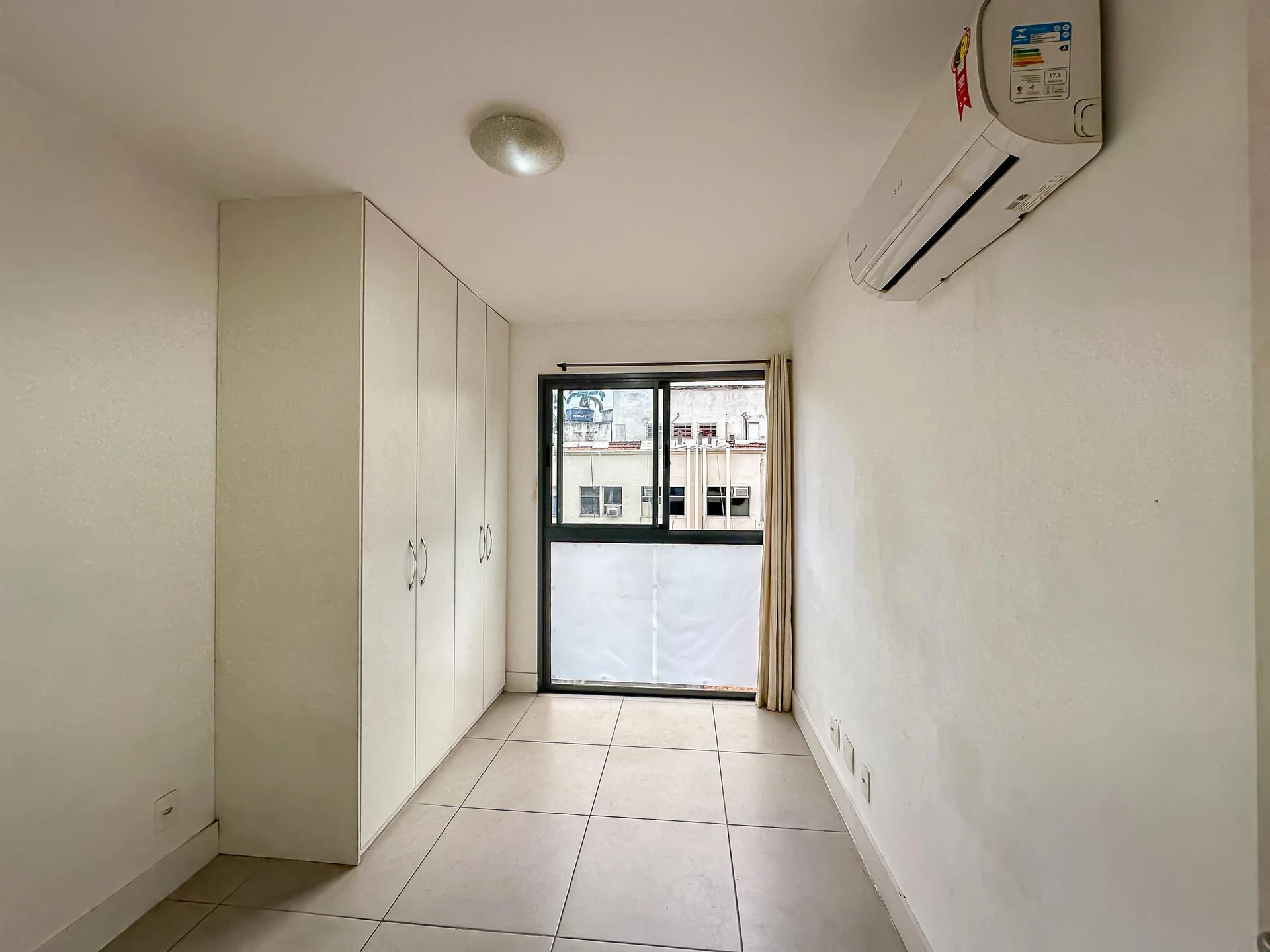 Furnished apartment, 42 m², with a glass-enclosed balcony — photo 31