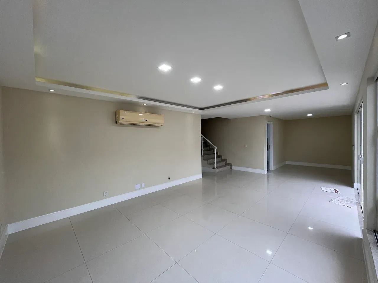 Casa triplex mobiliada com 5 suítes e 7 banheiros