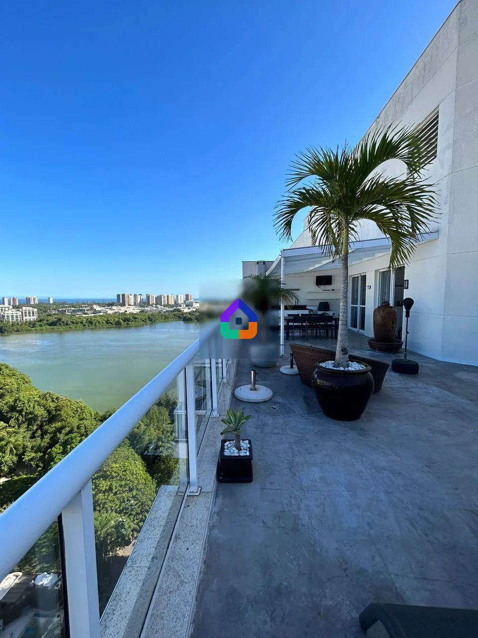 Apartamento com 4 quartos e varanda fechada de vidro — photo 10