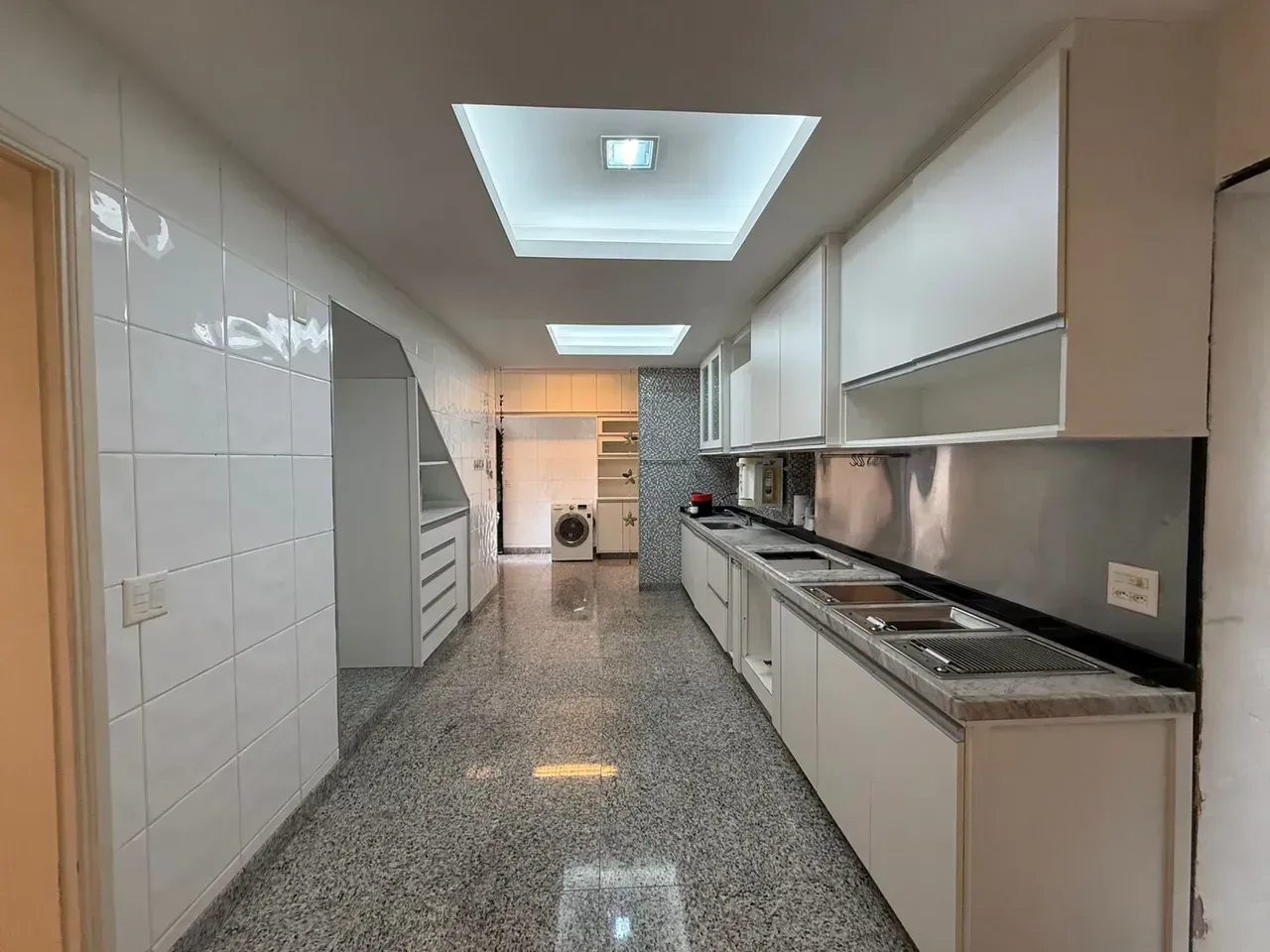 Будинок з 4 спальнями і 4 ванними з вікнами від підлоги до стелі — photo 24