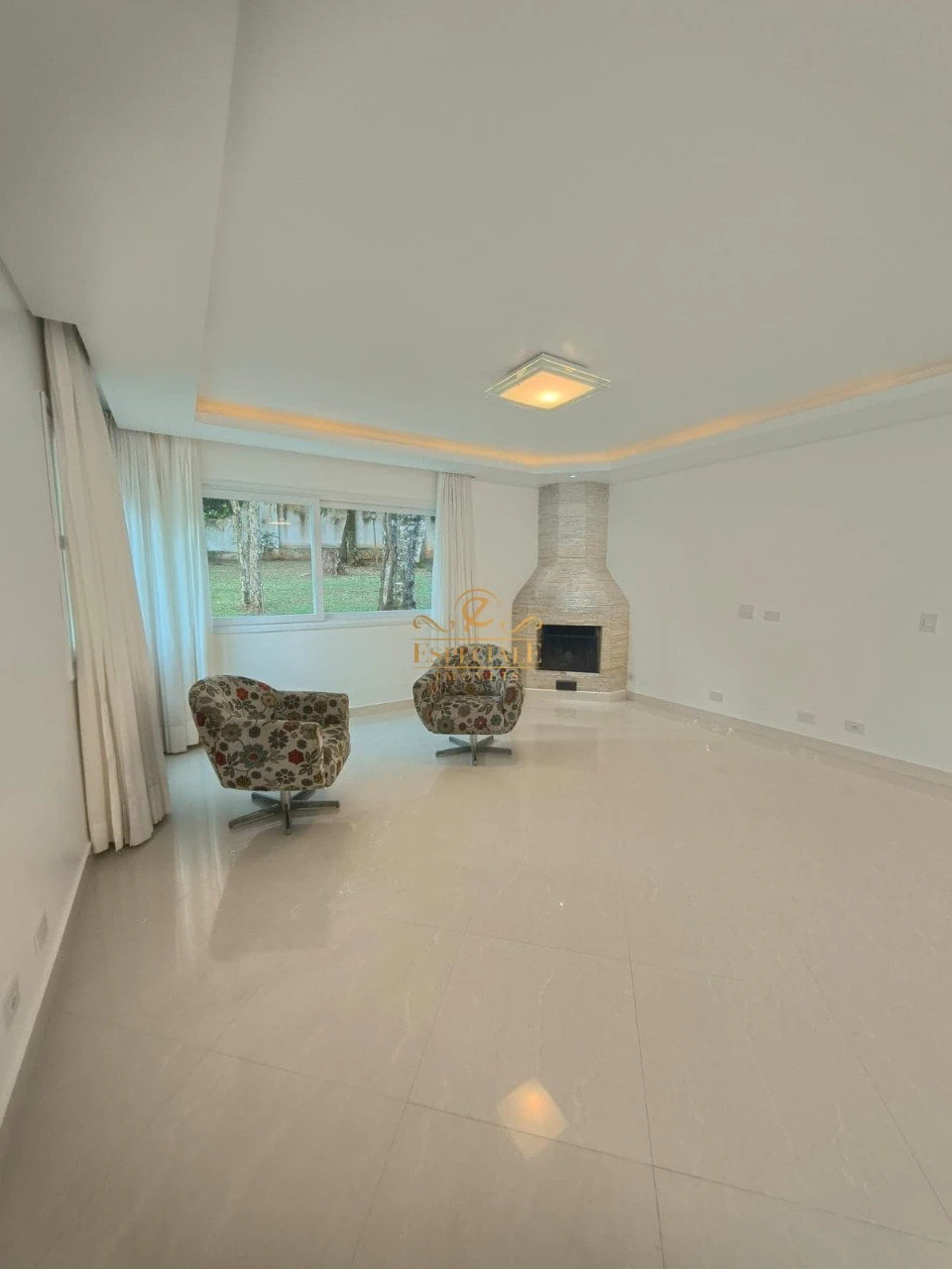 5-bedroom house with 3 en-suite bathrooms and parking — photo 3