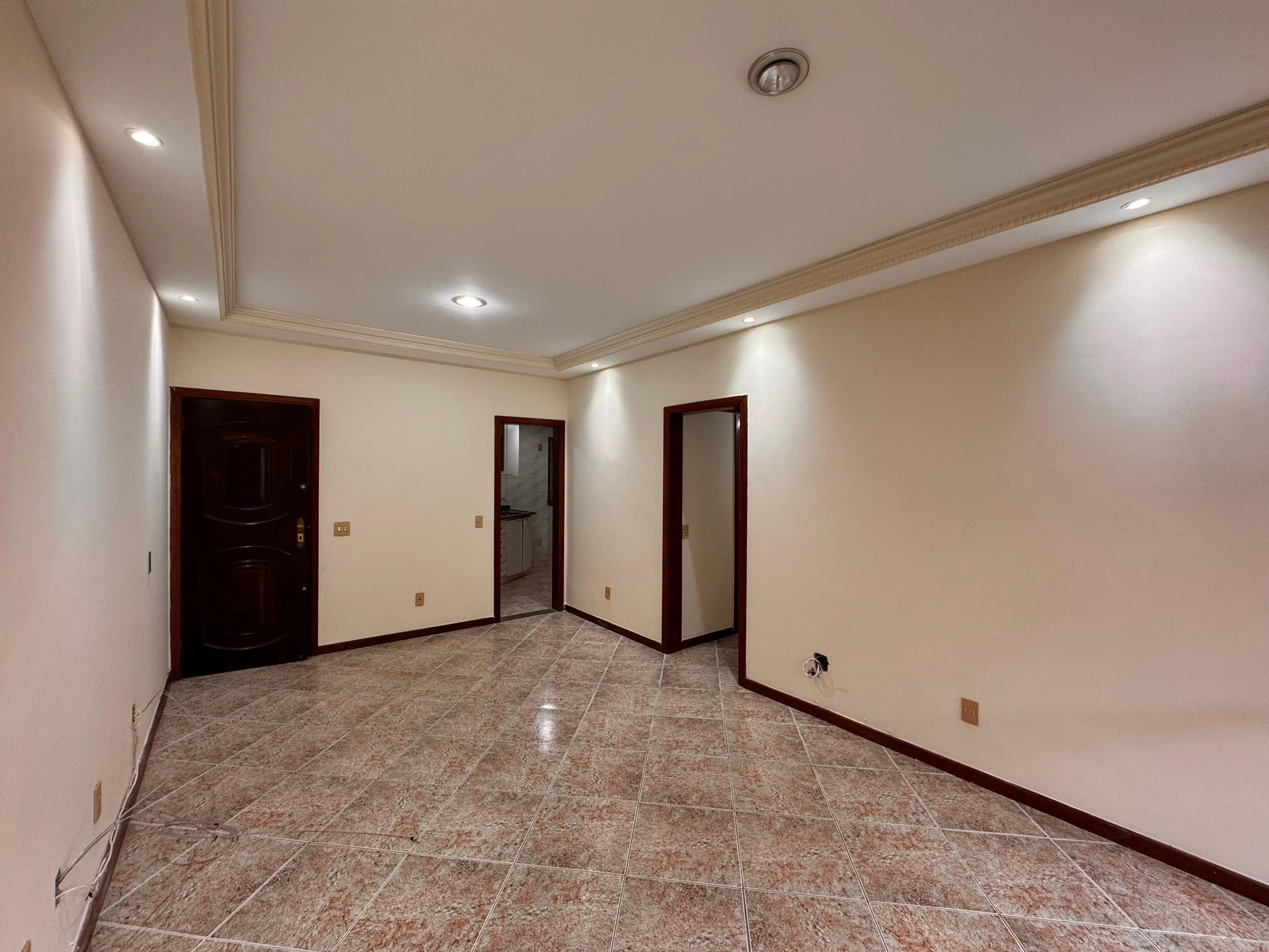 Unfurnished 3-bedroom apartment with enclosed balcony — photo 11