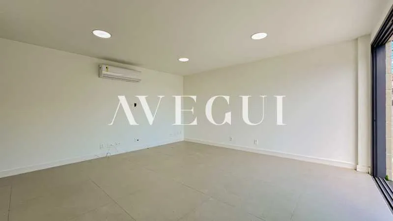 3-bedroom apartment in a building with a pool — photo 12