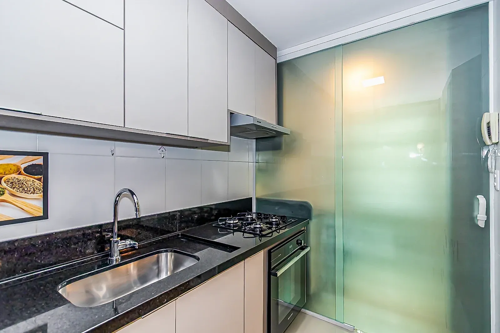 Balcony with a grill in a 3-bedroom apartment, 74 m² — photo 9