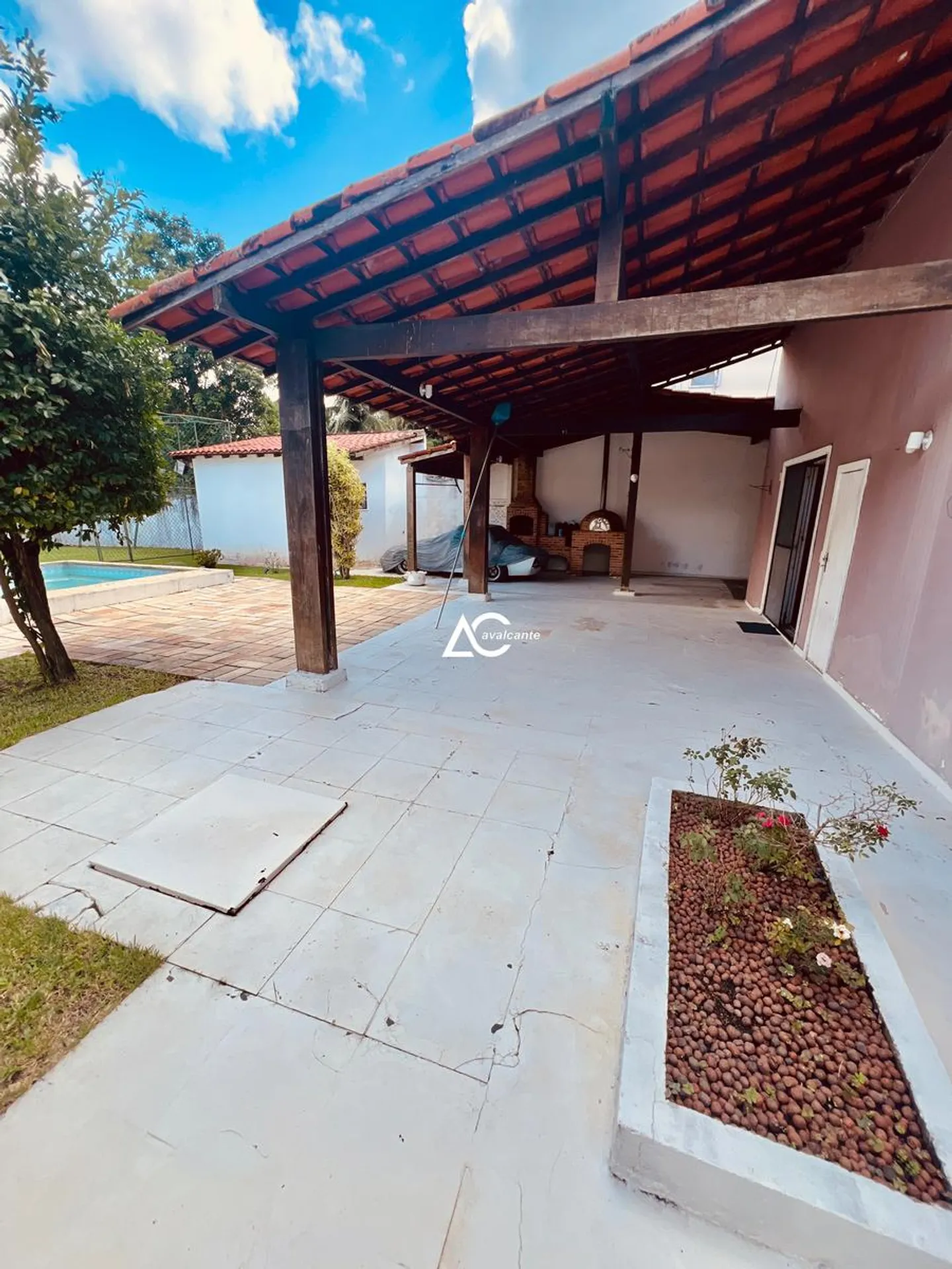 House with 5 bedrooms and 5 bathrooms plus a pool — photo 32