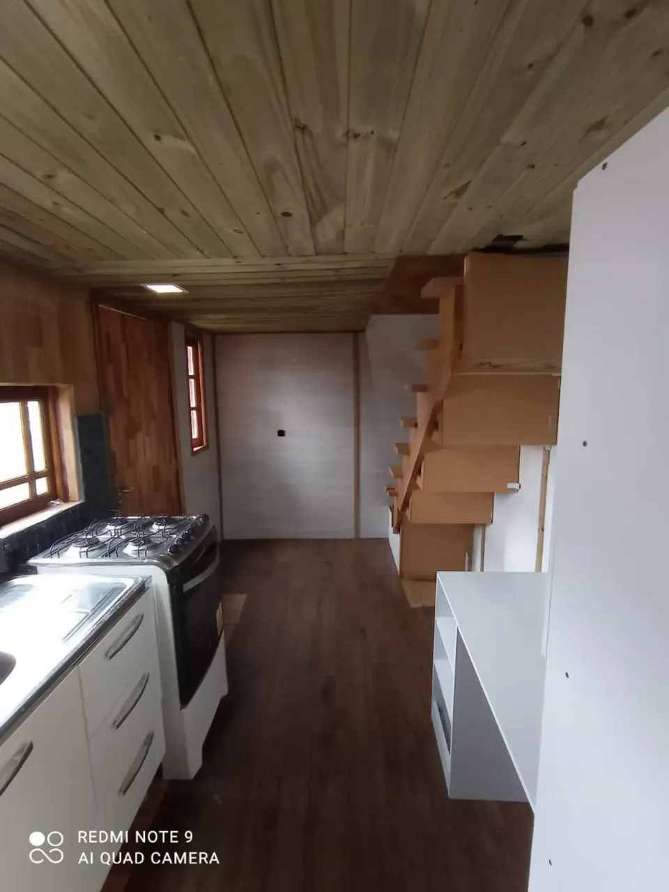 Kitnet sem vaga, cozinha compacta com fogão a gás — photo 9