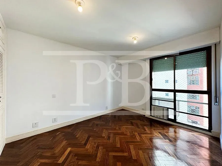 250 m² apartment with 4 bedrooms and a glassed-in balcony — photo 13