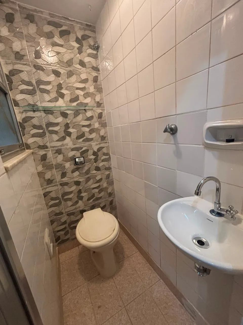 1-bedroom apartment with 2 bathrooms and glass shower — photo 10