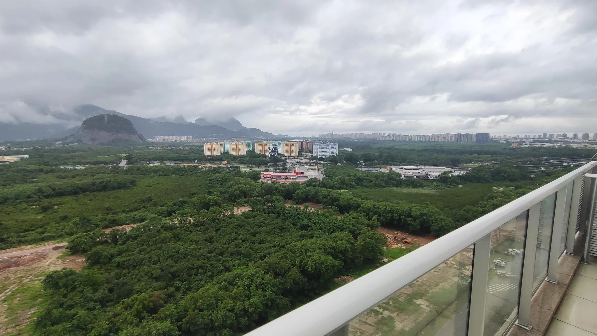 3-bedroom apartment with a glass-enclosed balcony — photo 24